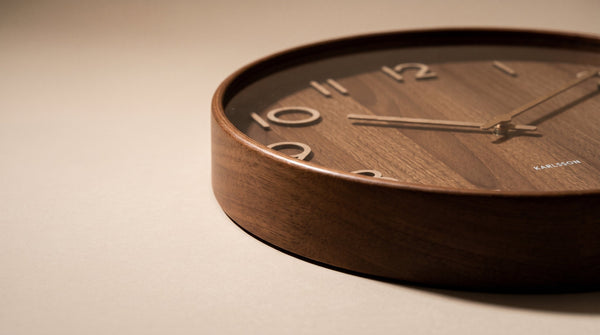 Cómo colgar correctamente un reloj de pared: altura, distancia y ubicación ideal