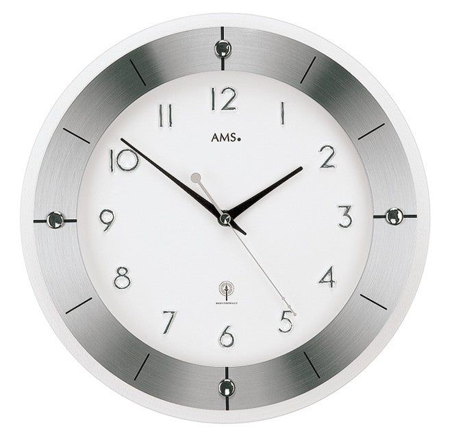 AMS Tauplitz F5848 Wanduhr Silber • Facettiertes Mineralglas • Funk-Uhrwerk