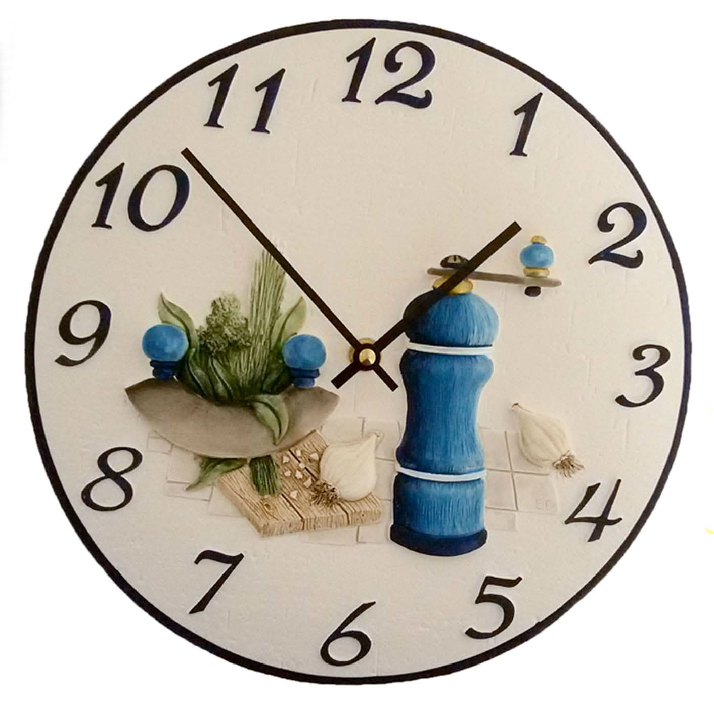 Reloj de pared redondo con detalles de molinillo de pimienta de madera azul, números 1-12