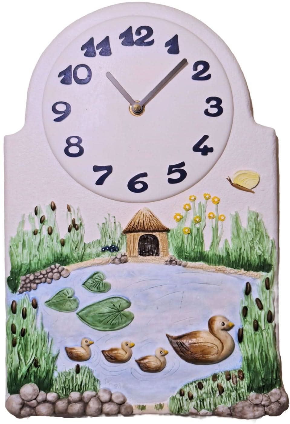 "Reloj de pared de cerámica con esfera redonda y motivo de jardín: patos, casa y flores, borde morado"