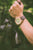 Pulsera de hombre en la muñeca con caja de madera de arce y correa de cuero marrón
