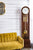 Reloj de pie de madera con lateral de cristal, tubos de golpe dorados y péndulo esférico