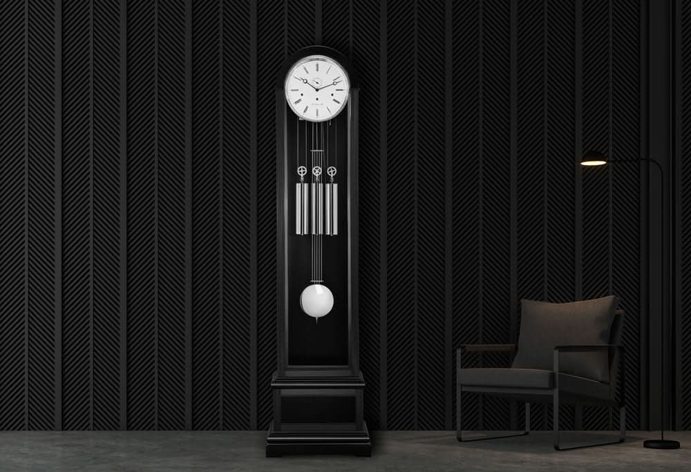 Reloj de pie con caja de madera oscura, esfera blanca y péndulo visible