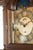 Reloj de pie con esfera cerrada, números romanos, marco y mecanismo con detalles dorados
