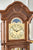 Frente de reloj de pie con esfera grande y números romanos, marco de madera decorativo