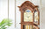 Reloj de pie de madera con ventana de cristal abierta, esfera redonda en la parte superior