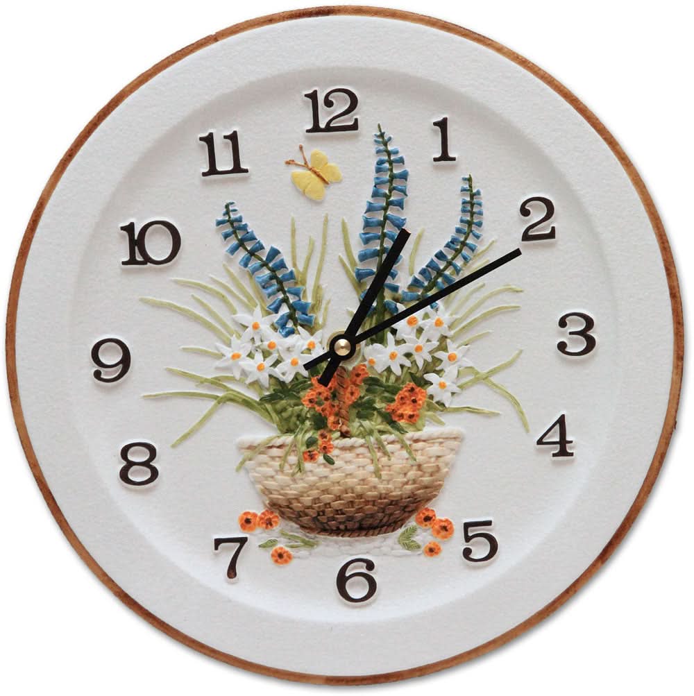 Reloj de pared redondo de cerámica con borde marrón, números romanos y ramo de flores en una cesta