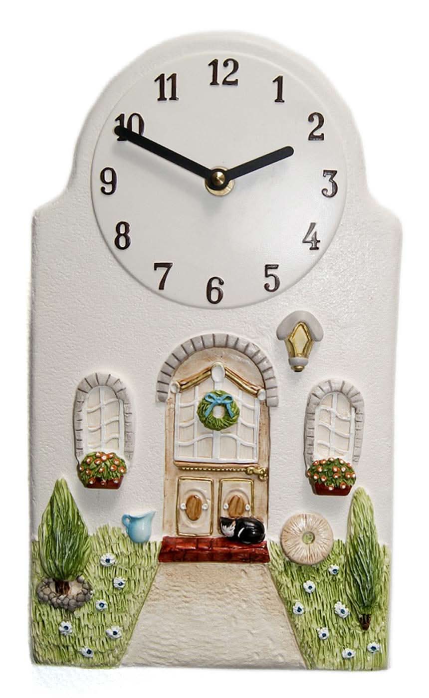 Reloj de pared hecho a mano en madera con motivo rústico, esfera blanca y manecillas negras.