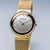 Reloj de mujer Bering con correa milanesa dorada, bisel redondo y esfera