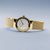 Reloj de mujer Bering con correa de malla dorada y corona visible lateralmente