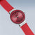 "Reloj de mujer con esfera roja, caja redonda de acero inoxidable y correa de silicona roja."