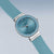 Reloj Bering para mujer con esfera azul y correa turquesa, vista en ángulo