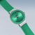 Reloj redondo de mujer con esfera verde, bisel plateado y correa verde