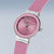 "Reloj de mujer de perfil con correa rosa y esfera redonda en tono rosa"