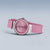 "Reloj de mujer de frente con correa rosa, bisel redondo y esfera con piedras"