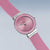 "Reloj de mujer en diagonal con correa rosa y esfera redonda en tono rosado"