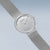 Reloj Bering para mujer en vista oblicua: esfera plateada, correa milanesa