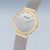 "Reloj de mujer con esfera plateada y bisel dorado, correa milanesa"