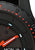 Detalle de reloj de pulsera para hombre: marcadores luminosos rojos/azules, pantalla "LUN 18"