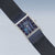 "Reloj de mujer con correa milanesa azul oscuro, caja rectangular con esfera azul"