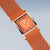 "Reloj de mujer en la muñeca: esfera naranja, pulsera Milanesa."