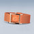 Reloj de mujer con pulsera milanesa naranja y esfera rectangular al detalle.