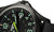 Reloj de hombre vista lateral: caja gris, esfera negra con números luminosos verdes