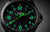 Reloj Traser para hombre con esfera oscura y marcadores y manecillas luminiscentes verdes