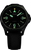 Reloj de hombre con esfera negra, marcadores luminosos verdes e indicador de fecha "83"