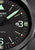 Detalle de reloj para hombre: esfera negra con marcadores luminosos y visualización de fecha "83"