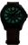 Reloj de hombre con esfera oscura y correa de cuero marrón, índices luminosos verdes