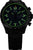 Pulsera de hombre con correa de metal negra, esfera oscura con números luminosos verdes.