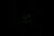 Índices y manecillas de reloj de color verde brillante sobre fondo oscuro