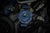 Pulsera de hombre con correa azul, bisel azul e índices/manecillas luminiscentes verdes