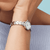 Reloj Bering para mujer con brazalete de eslabones plateado y esfera de nácar claro