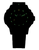 Detalle de la esfera de un reloj de hombre con marcadores de hora luminosos verde-amarillos