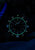 Reloj de pulsera para hombre visible en la oscuridad: manecillas e índices luminiscentes en verde/azul sobre esfera negra.