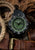 Reloj táctico con bisel verde y correa negra, marcadores luminosos