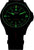 Reloj de hombre con correa de tela negra, números y manecillas luminiscentes verdes, esfera oscura