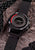 Reloj para hombre con bisel negro, correa textil negra y detalle rojo