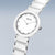 "Reloj de mujer con esfera redonda blanca y brazalete de cerámica blanca, índices de piedras"