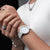 Reloj Bering para mujer en la muñeca: esfera blanca y pulsera de eslabones de cerámica