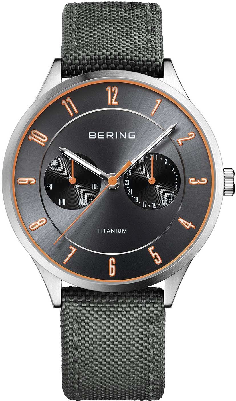 Reloj de hombre con correa textil gris, caja de acero inoxidable y esfera oscura con índices naranjas