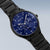 Reloj de hombre con esfera azul, manecillas y correa de metal negra