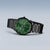 Reloj de hombre con correa negra y esfera verde, corona lateral visible