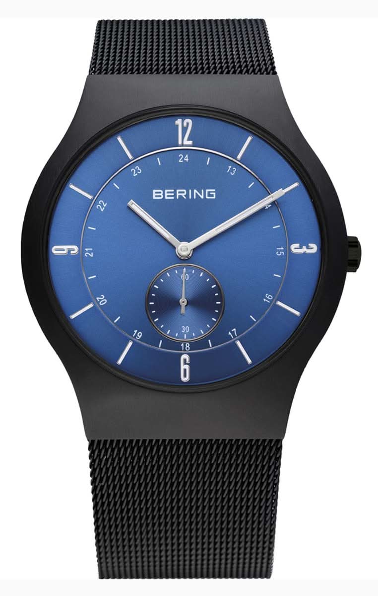 Reloj de hombre con esfera azul, manecillas plateadas y correa milanesa oscura
