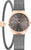 Reloj de mujer con esfera gris oscuro, bisel en oro rosa y correa milanesa, colgante de corazón