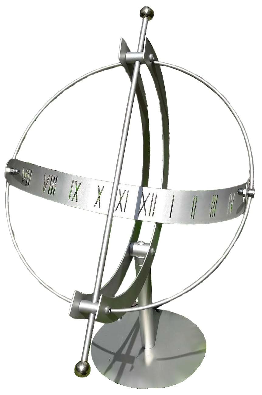 Reloj de pared con gran anillo metálico redondo y números romanos en una ancha esfera