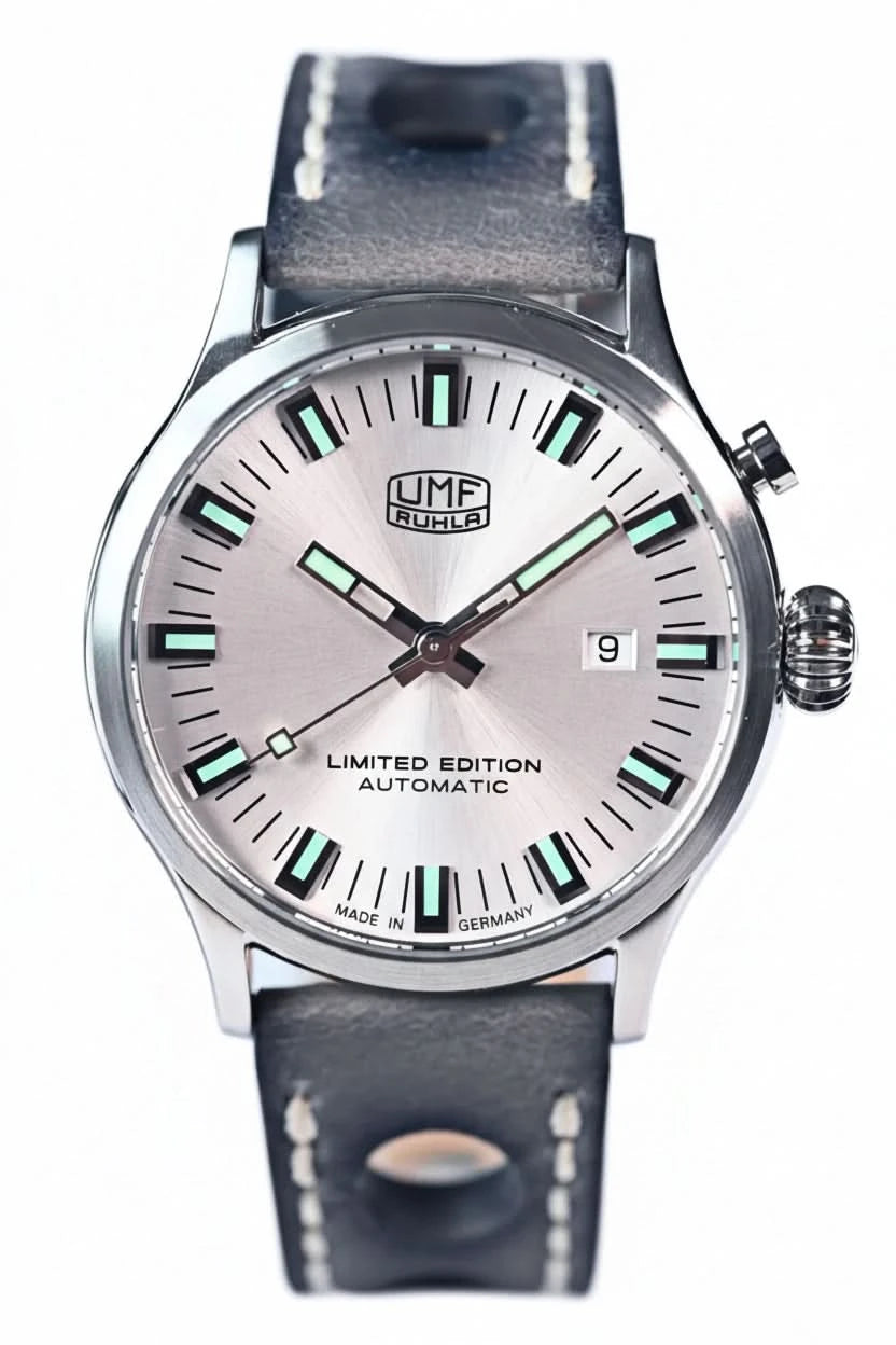 Reloj UMF Ruhla para hombre con caja plateada, esfera blanca e índices verdes, correa de piel.
