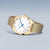 "Reloj de mujer con segundero azul, esfera blanca y malla dorada"
